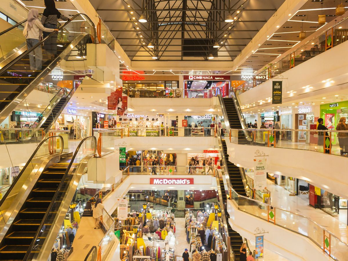 Interior de un centro comercial de varios niveles