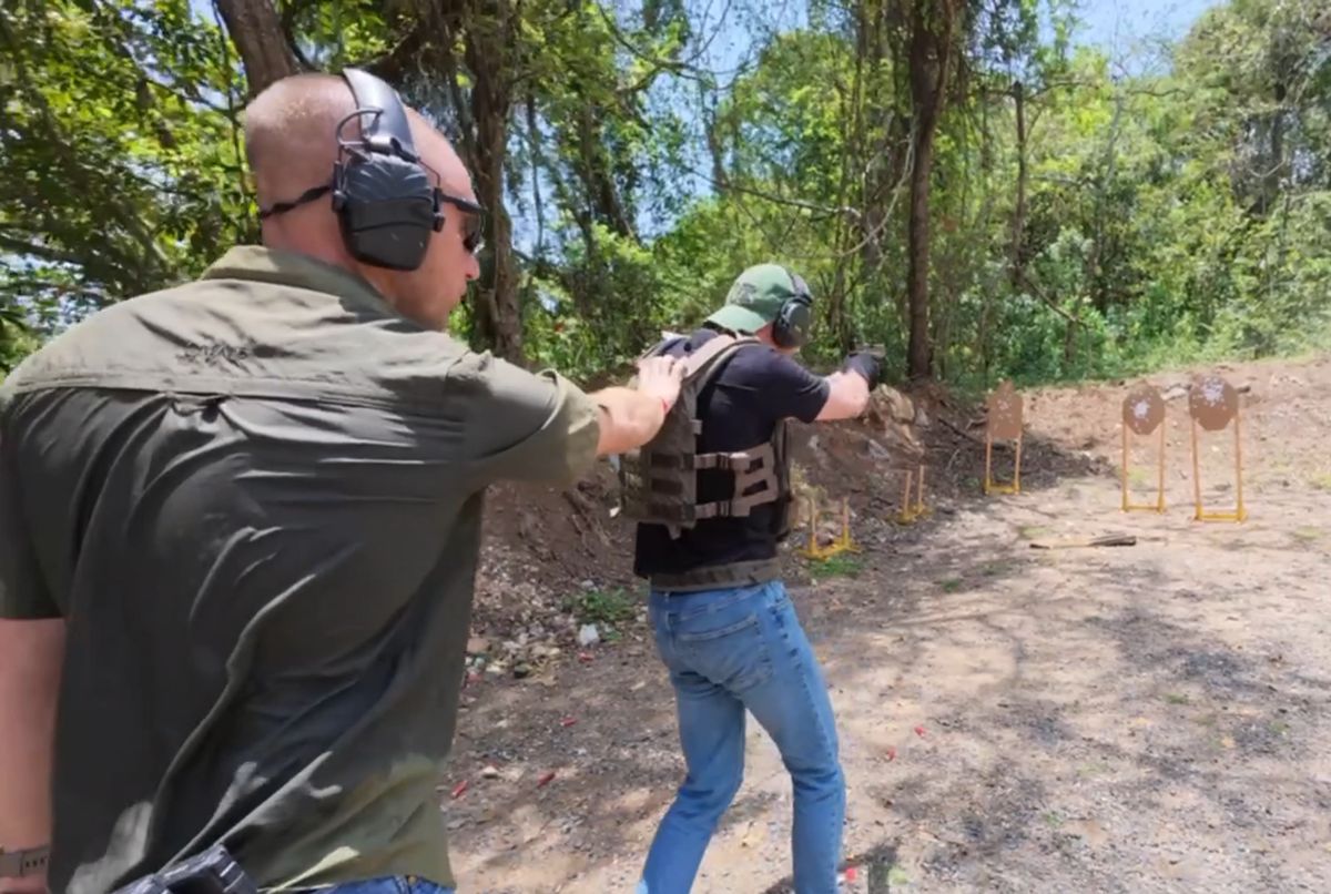 Instructor de Diane Tactical guiando a un tirador durante un ejercicio en el campo de tiro