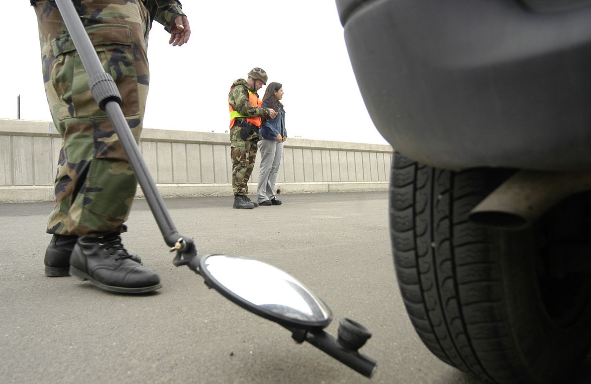 Inspección de los bajos de un vehículo con espejo en un punto de control