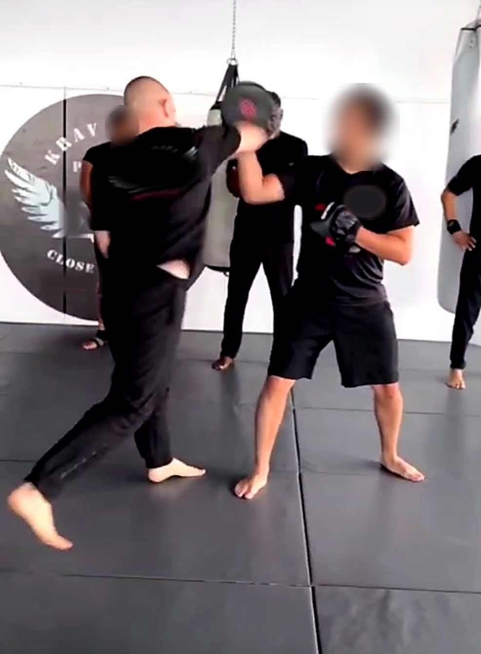 Golpe de codo en el pao durante un entrenamiento de manejo de la violencia