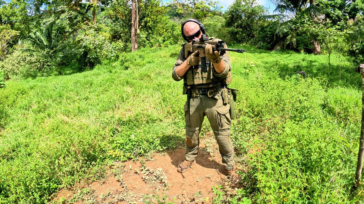 Instructor de Diane Tactical en posición de tiro con fusil, en el terreno