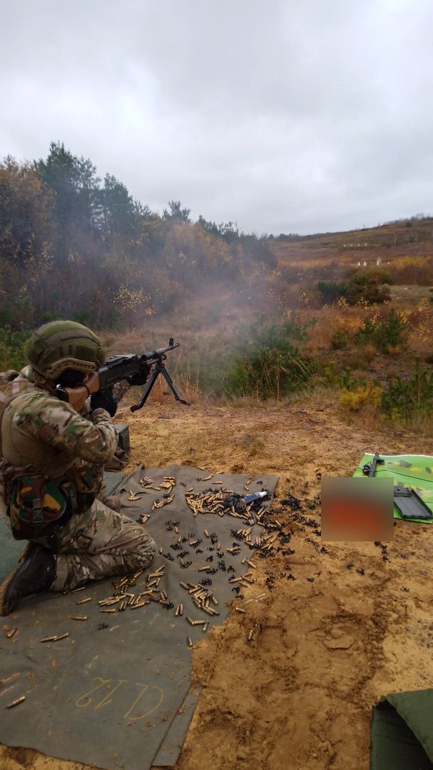 Tiro con ametralladora en el campo de tiro